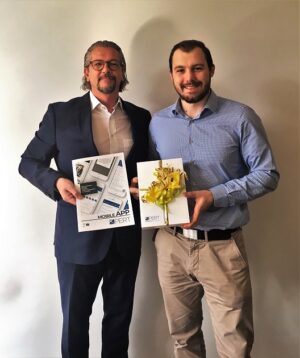 Persönliche Übergabe des verlosten Apple iPad durch Herrn Ladinig an Mag. Michael Haiböck von der Kanzlei Haslinger / Nagele und Partner in Linz. Wir gratulieren herzlich!