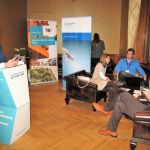 Angeregte Diskussionen in der Lounge vor dem Workshop-Bereich